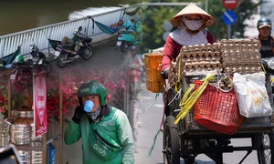 Muôn kiểu tránh nắng nóng của người dân TP.HCM