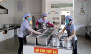 Chủ tịch Hà Nội yêu cầu niêm yết công khai nguồn gốc thực phẩm vào trường học