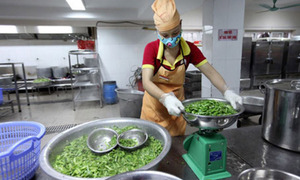 Kiểm tra đột xuất bếp ăn tập thể ở Hà Nội, Ninh Bình sau vụ 300 tấn thịt lợn bệnh
