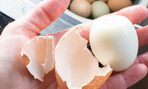 Mẹo luộc trứng dễ bóc vỏ