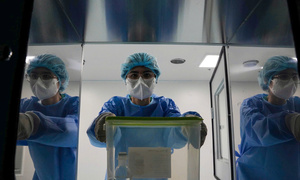 Cận cảnh hành trình đưa thuốc ung thư Nga từ phòng lạnh tới cơ thể bệnh nhân