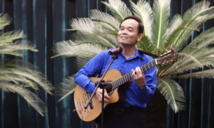 Bí thư Thành ủy TP.HCM Trần Lưu Quang ôm đàn, hát tặng thanh niên