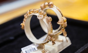 Giá vàng hôm nay 2/4: Tiếp tục tăng mạnh, vượt 4.700 USD/ounce