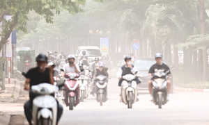 Xe tải chạy ngày đêm, cuốn bụi phủ trắng con phố ở Hà Nội 