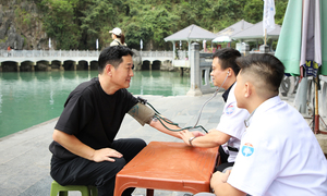 Quảng Ninh lập tổ y tế thường trực 24/24h trên vịnh Hạ Long