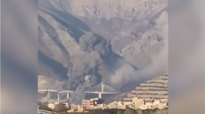 Khoảnh khắc cây cầu lớn nhất ở Iran sụp đổ