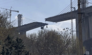 Cây cầu lớn nhất Iran bị tấn công, ông Trump cảnh báo sẽ còn nhiều đòn hơn nữa