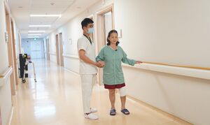 Vinmec Đà Nẵng thay khớp gối bằng robot, bệnh nhân tập đi ngay sau mổ