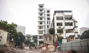 Tháo dỡ khách sạn 10 tầng ở 'đất vàng' ven hồ Gươm