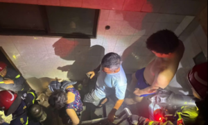 Cắt cửa cuốn, cứu người mắc kẹt trong căn nhà 6 tầng cháy dữ dội