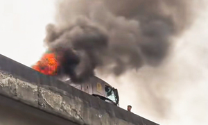 Xe đầu kéo bốc cháy ở Vành đai 3 trên cao, khói đen cuồn cuộn