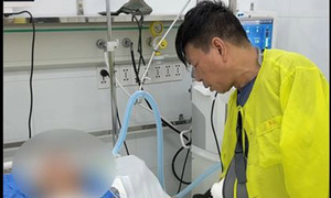 Xúc động khoảnh khắc người cha bó bột khóc tiễn biệt con trai hiến tạng cứu người