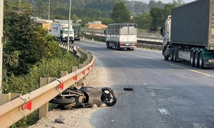 Xe máy va chạm ô tô đầu kéo ở Huế, 2 người thương vong