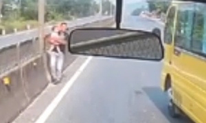 Khoảnh khắc tài xế dừng xe, lao ra bế cháu bé đứng giữa quốc lộ gây xúc động