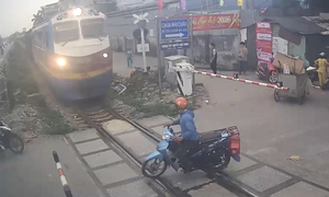 Thót tim cảnh tài xế xe máy 'cướp đường' tàu hỏa ở Hà Nội