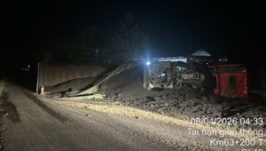 Xe đầu kéo tự lật, than tràn đầy quốc lộ đoạn qua miền núi TP Huế