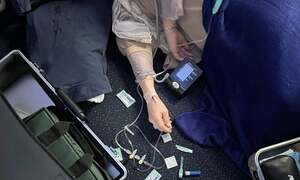 Bác sĩ Việt cứu hành khách nước ngoài ngất xỉu trên máy bay ở độ cao hơn 10.000m