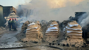 Cháy xưởng chế biến mùn cưa ở TP.HCM, 3 người bị thương