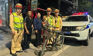 Đạp xe xuyên đêm lạc hơn 150km, bé trai được CSGT đưa về nhà