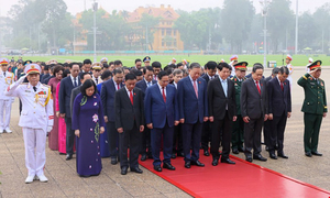 Lãnh đạo Đảng, Nhà nước, đại biểu Quốc hội vào Lăng viếng Chủ tịch Hồ Chí Minh