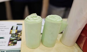 Từ vỏ cam sành bỏ đi, chàng trai làm túi sinh học xuất khẩu