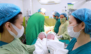 Sản phụ 56 tuổi sinh đôi, hai bé chào đời cách nhau một phút