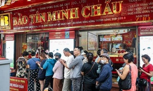 Ông chủ bị khởi tố, cửa hàng Bảo Tín Minh Châu vẫn đông khách chờ mua bán vàng