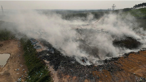 Bãi rác bốc cháy nhiều ngày, khói và mùi hôi tấn công khu dân cư ở Quảng Trị