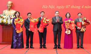 Chủ tịch Quốc hội chủ trì lễ công bố và trao các nghị quyết về công tác cán bộ