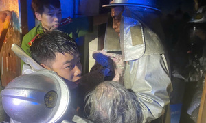 Cảnh sát giải cứu 2 người mắc kẹt trong ngôi nhà bị cháy lúc rạng sáng