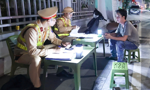 Uống bia cho đỡ nóng, tài xế nhận trát phạt 9 triệu đồng, tước bằng 2 năm