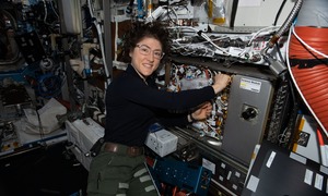 Kỷ lục 328 ngày trong vũ trụ của nữ phi hành gia Artemis II