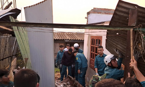 Mưa lớn kèm lốc xoáy, nhà dân bị tốc mái, cây xanh đổ hàng loạt ở Lâm Đồng