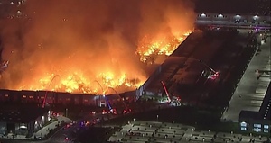 Video: Biển lửa nuốt trọn kho giấy vệ sinh khổng lồ ở California