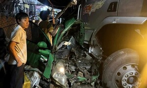 Taxi va chạm với xe tải ở Lâm Đồng, 3 người thương vong