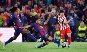 Kết quả Barcelona 0-2 Atletico Madrid: Cubarsi thẻ đỏ, Alvarez tạo siêu phẩm