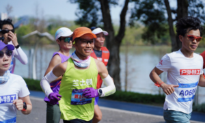 Chạy 100 km mỗi ngày suốt 100 ngày, VĐV Trung Quốc lập kỷ lục khó tin