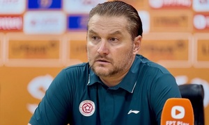 Vì sao VPF không cho HLV Popov bỏ họp báo?