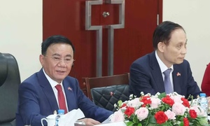 Thường trực Ban Bí thư chứng kiến Lễ trao các văn kiện hợp tác Việt Nam-Lào