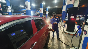 Vì sao Bộ Công Thương hay điều chỉnh giá xăng dầu lúc nửa đêm?