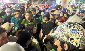 Hà Nội: Nữ tài xế bị tấn công trên đường Xuân Thủy, gục tại chỗ