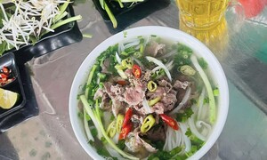 Giá tô phở tăng 10.000 đồng, chủ quán lời thêm hay chỉ ‘gồng lỗ’?