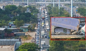 Xe container va chạm ô tô 7 chỗ, cửa ngõ TP.HCM ùn tắc kéo dài