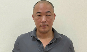 Khởi tố vụ án người đàn ông túm tóc, giẫm đạp lên một shipper ở Hà Nội