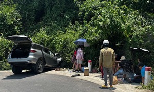 Ô tô lao xuống mương trên đèo Hòn Bà ở Khánh Hoà, 6 người thương vong
