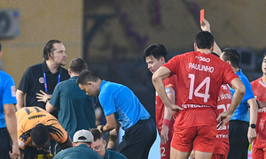 Đối thủ can không nổi, HLV Popov nổi giận lao vào trọng tài, lập tức bị thẻ đỏ