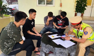 Tịch thu xe máy của nhóm thanh niên bốc đầu, đánh võng livestream trên TikTok