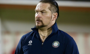 Nổi giận với trọng tài, ném thẻ làm nhiệm vụ, HLV Popov đối mặt án phạt nặng