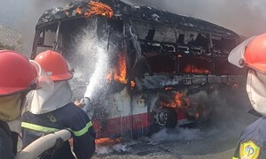 Xe khách giường nằm bốc cháy dữ dội trên Quốc lộ 1 đoạn qua Khánh Hòa