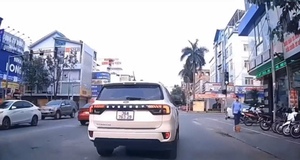 CSGT Thanh Hoá điều tra vụ ô tô 36A-763.29 lấn làn, chèn ép xe khác giữa phố